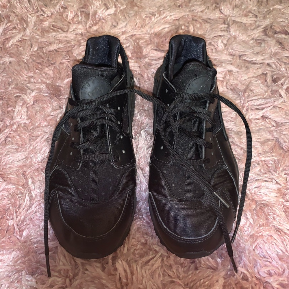 Black Nike Huaraches